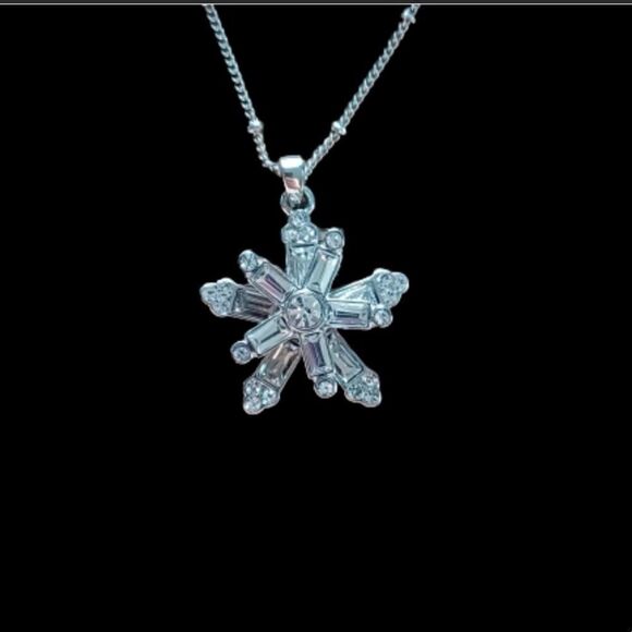 NWT Avenue woman's necklace & earring snowflake set - 20"-23" Long chain - Picture 4 of 6